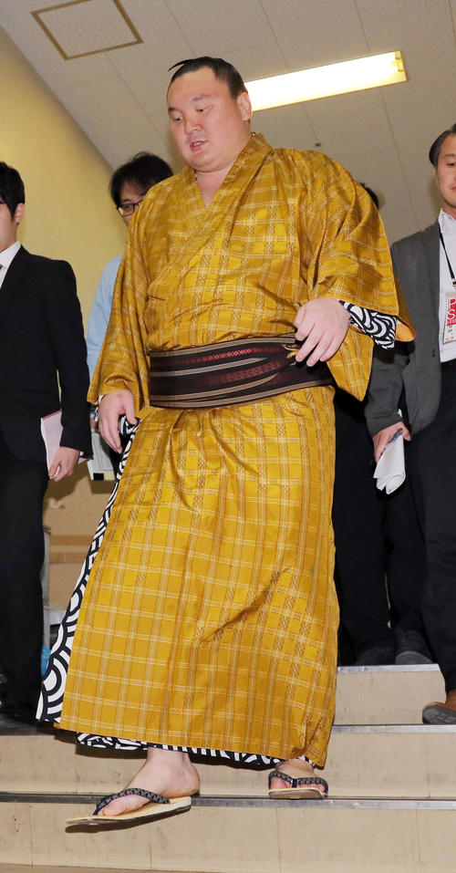 国技館を引き揚げる白鵬（撮影・河田真司）