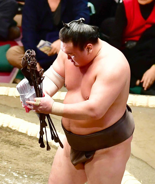 初日を白星で飾り懸賞を手にする白鵬（撮影・小沢裕）