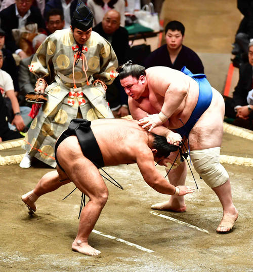 碧山（右）ははたき込みで松鳳山を下す（撮影・小沢裕）