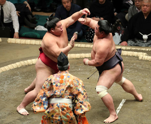 妙義龍（右）を激しく攻める大栄翔（撮影・鈴木正人）