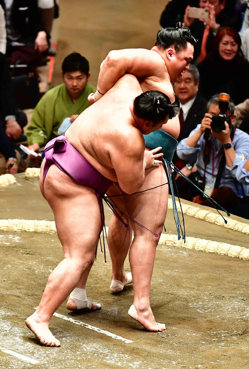 朝乃山(左)は玉鷲を送り出しで下す(撮影・小沢裕)