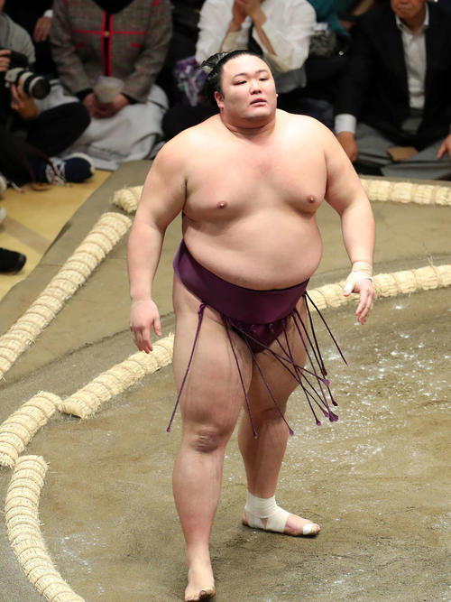 玉鷲を送り出しで破った朝乃山（撮影・鈴木正人）