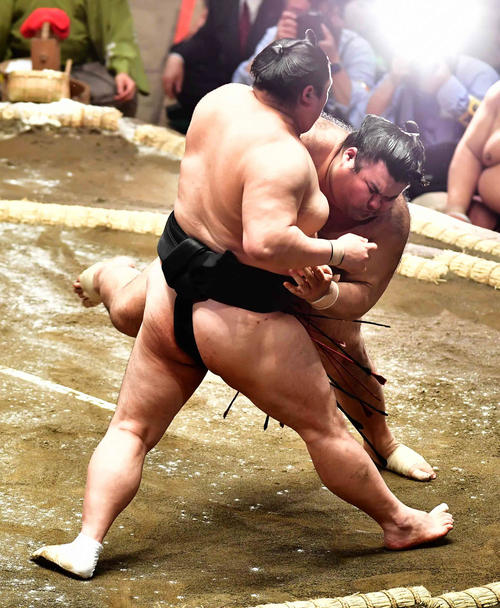 隠岐の海（左）を土俵際へ攻め込む高安（撮影・小沢裕）