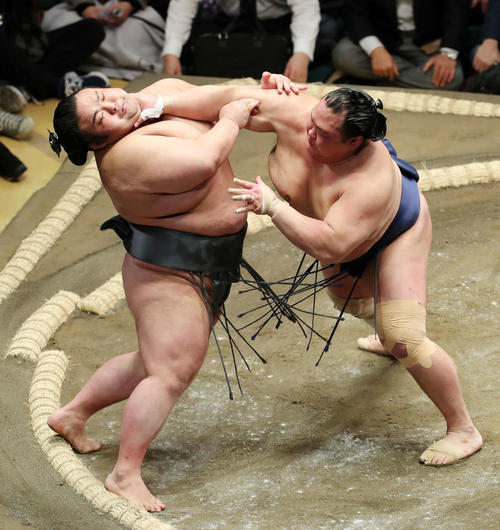 北勝富士（右）に押し出しで敗れる貴景勝（撮影・鈴木正人）
