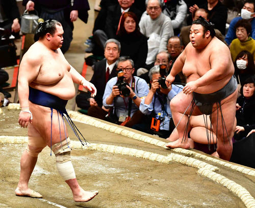 貴景勝は押し出しで北勝富士(左)に敗れる(撮影・小沢裕)