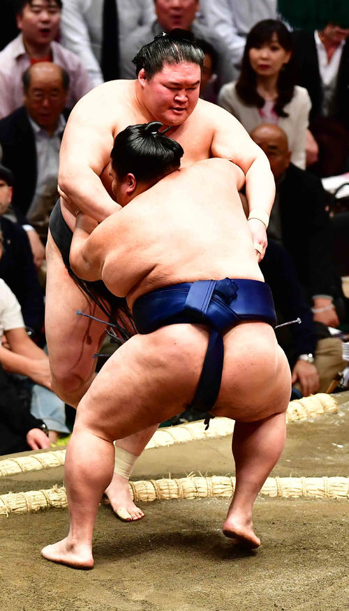 豪栄道は御嶽海（右）に寄り切りで敗れる（撮影・小沢裕）