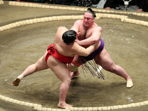 阿武咲(左)を押し出しで破る栃ノ心(撮影・鈴木正人)
