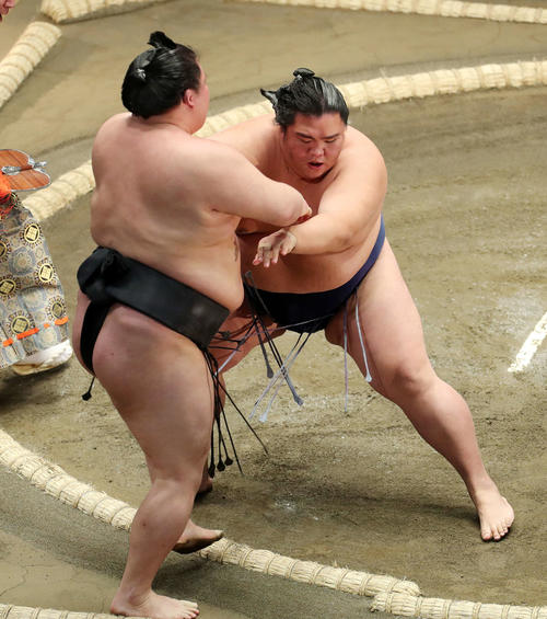 豪栄道(左)を寄り切りで破る御嶽海(撮影・鈴木正人)