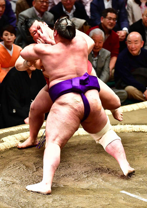 栃ノ心(右)は阿武咲を押し出しで下す(撮影・小沢裕)