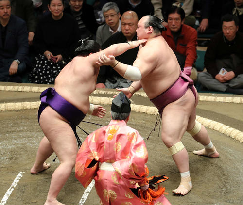明生(左)を激しく攻める宝富士(撮影・鈴木正人)