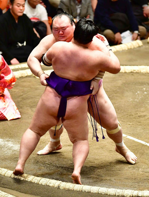 宝富士(左)は寄り切りで明生を下す(撮影・小沢裕)