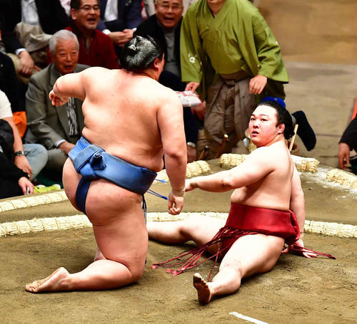 正代(左)は炎鵬を上手投げで下す(撮影・小沢裕)