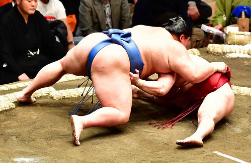 正代(左)は炎鵬を上手投げで下す(撮影・小沢裕)