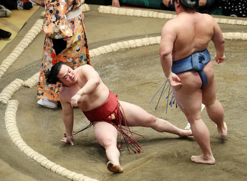 正代（右）に上手投げで敗れた炎鵬（撮影・鈴木正人）