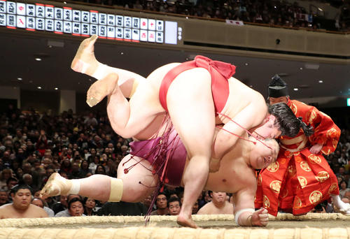 宝富士を下手投げで破る炎鵬（撮影・鈴木正人）