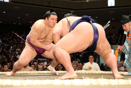 御嶽海（右）を鋭い立ち合いで攻める朝乃山（撮影・鈴木正人）