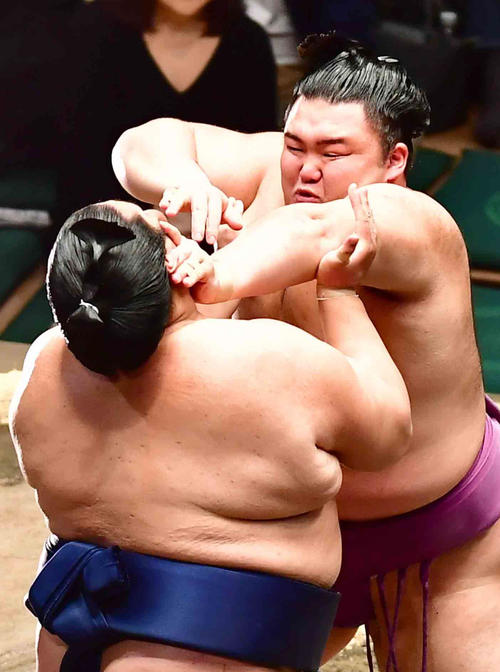 御嶽海（左）を突き押しで攻める朝乃山（撮影・小沢裕）