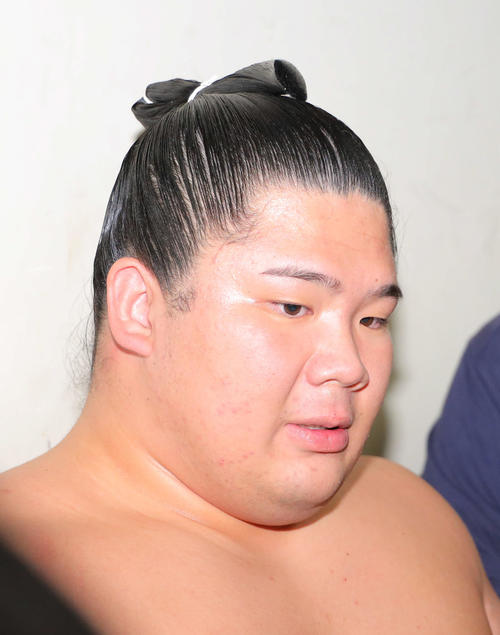 記者に質問に答える宇良（撮影・河田真司）