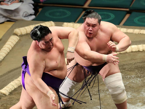魁（左）を押し出しで破る照ノ富士（撮影・鈴木正人）