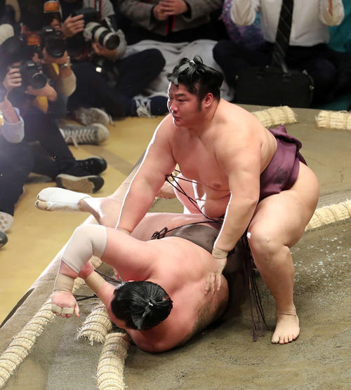 白鵬（下）を切り返しで破った遠藤（撮影・鈴木正人）