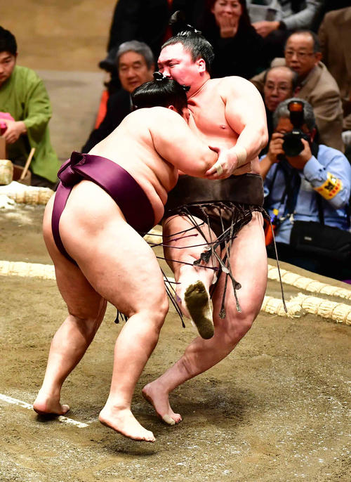 遠藤（左）は白鵬を切り返しで破る（撮影・小沢裕）