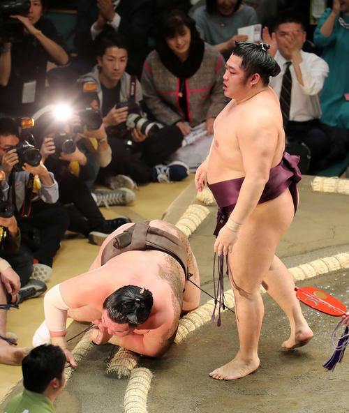 白鵬（下）を切り返しで破った遠藤（撮影・鈴木正人）