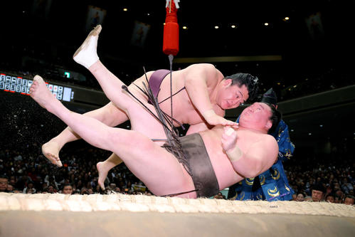 白鵬（下）を切り返しで破る遠藤（撮影・河田真司）