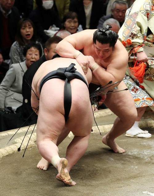 豪栄道（左）を突き落としで破る遠藤（撮影・鈴木正人）