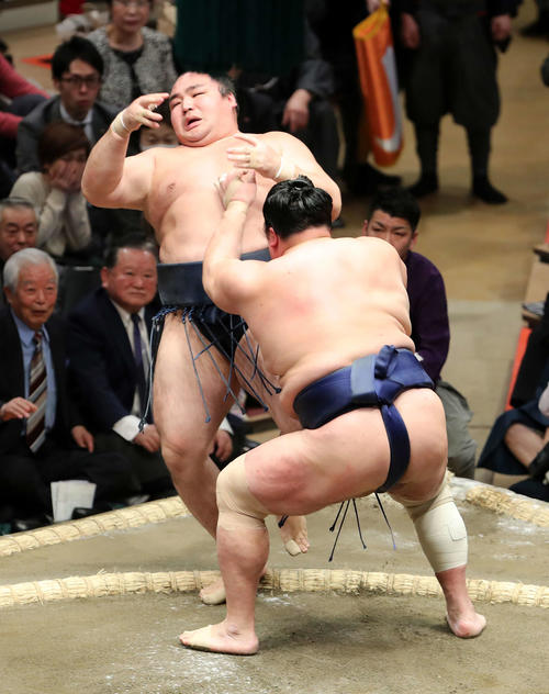 北勝富士（手前）に押し出しで敗れる鶴竜（撮影・鈴木正人）