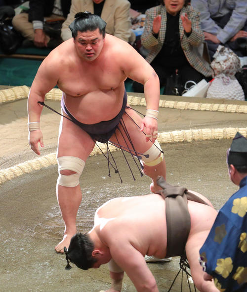 白鵬（右）を突き落としで破る妙義龍（撮影・河田真司）