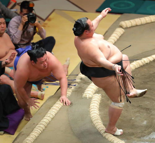 美ノ海（左）をはたき込みで破る豊ノ島（撮影・河田真司）