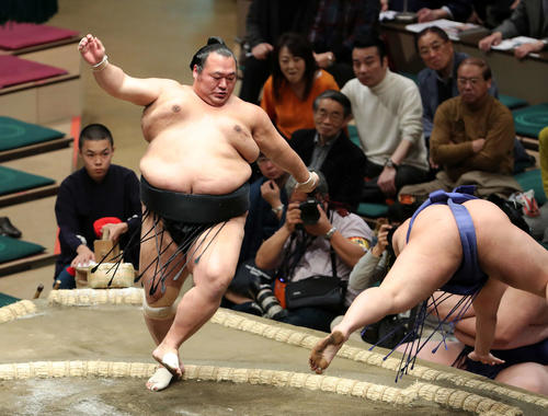 美ノ海（右）をはたき込みで破る豊ノ島（撮影・鈴木正人）