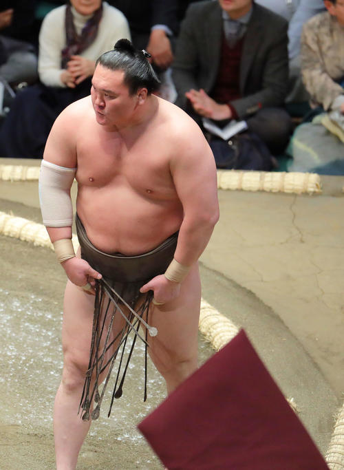 妙義龍に敗れ、座布団が投げ込まれる中土俵から引き揚げる白鵬（撮影・河田真司）