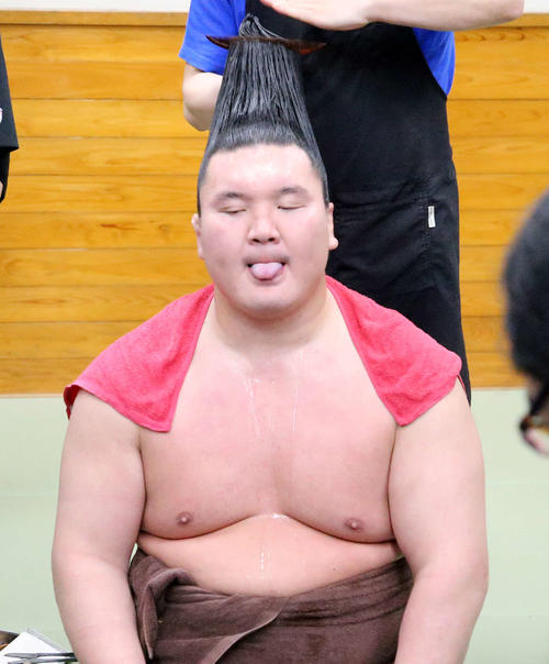支度部屋で舌を出す白鵬（撮影・鈴木正人）