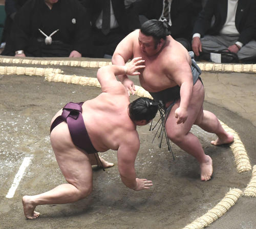 貴景勝（右）は突き落としで遠藤を破る（撮影・山崎安昭）