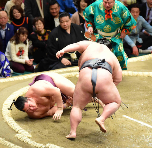 遠藤（左）は貴景勝に突き落としで敗れる（撮影・小沢裕）