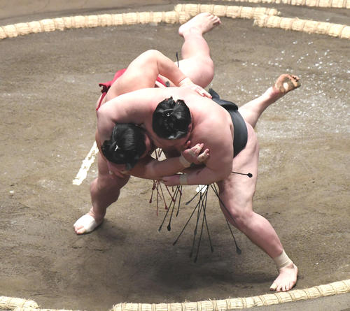 豪栄道（右）は大栄翔を首投げで破る（撮影・山崎安昭）