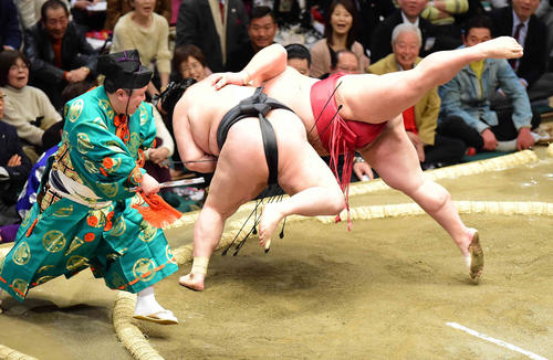 豪栄道（左）は大栄翔を首投げで下す（撮影・小沢裕）