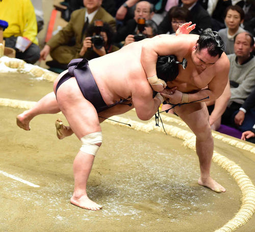 妙義龍（左）は押し出しで鶴竜を破る（撮影・小沢裕）