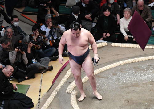 妙義龍に敗れて引き揚げる鶴竜（撮影・山崎安昭）