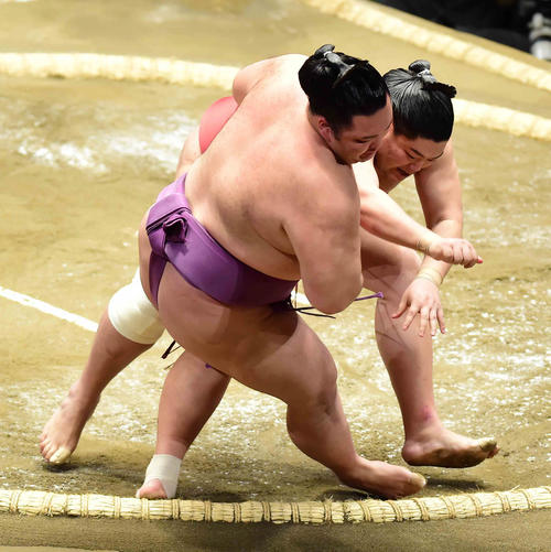 阿炎（右）は押し倒しで朝乃山を下す（撮影・小沢裕）