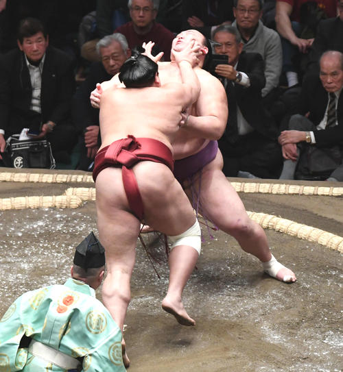 朝乃山（右）は阿炎に一気に押し出される（撮影・山崎安昭）