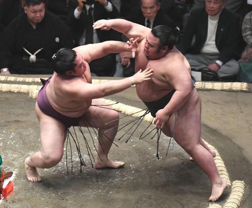 貴景勝（右）は突き落としで遠藤を破る（撮影・山崎安昭）