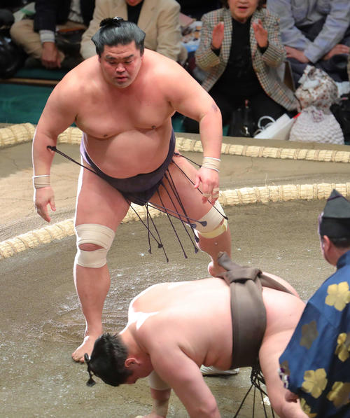白鵬（右）を突き落としで破る妙義龍（撮影・河田真司）