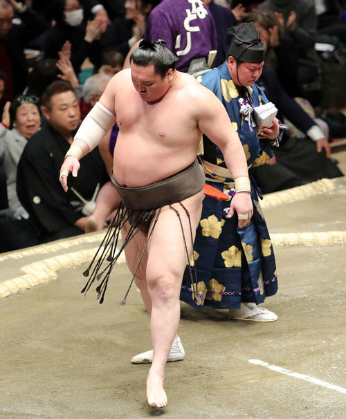 妙義龍に突き落としで敗れた白鵬（撮影・鈴木正人）