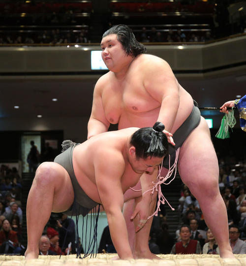 旭蒼天（左）をはたき込みで破る元林（撮影・河田真司）