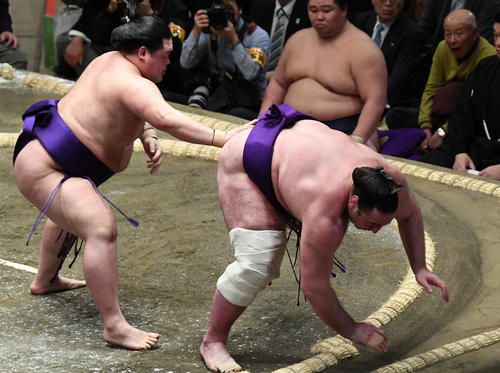 明生（左）は栃ノ心を突き落としで破る（撮影・山崎安昭）