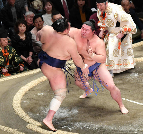正代（右）は北勝富士を突き出しで破る（撮影・山崎安昭）