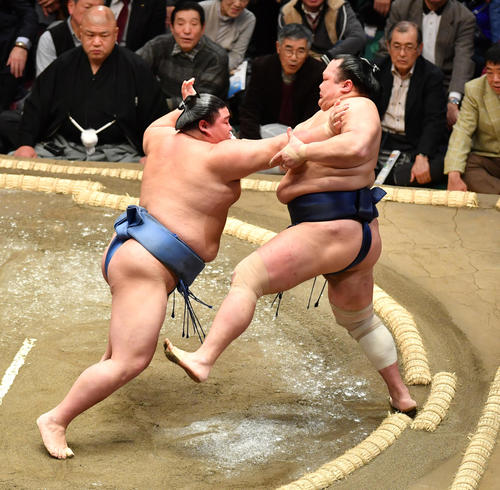 正代(左)は北勝富士を突き出しで破る(撮影・柴田隆二)