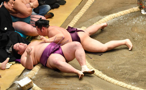 遠藤（上）は朝乃山を寄り倒しで破る（撮影・柴田隆二）